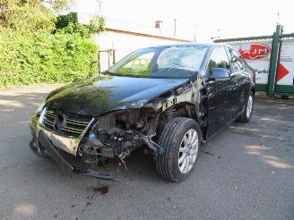 uszkodzony samochody osobowe Volkswagen Jetta  2010/4