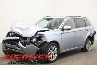 Damaged car Mitsubishi Outlander 2.0 16V PHEV 4x4 SUV  Elektrisch Benzine 1.998cc 89kW (121pk) 4x4 2012-12 (GGP2) 4B11 2013/12