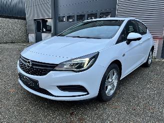 Salvage car Opel Astra 1.0i HATCHBACK / CLIMA / CRUISE / STOELVERW 2017/6