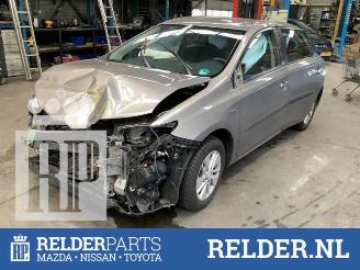 damaged passenger cars Toyota Auris Auris (E18), Hatchback 5-drs, 2012 / 2019 1.8 16V Hybrid 2013/5