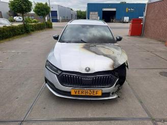 uszkodzony samochody osobowe Skoda Octavia Octavia Combi (NXAC), Combi 5-drs, 2019 1.0 TSI e-TEC 12V 2021/2