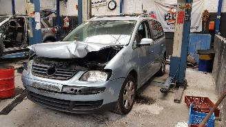 uszkodzony samochody osobowe Volkswagen Touran 1.6 16v FSI Business 2006/7