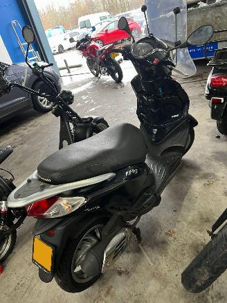 Avarii scootere Piaggio  Bromscooter Fly 4T BJ 2013 26470 KM 2013/6