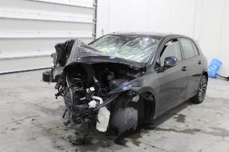 damaged passenger cars Volkswagen Golf  2021/10